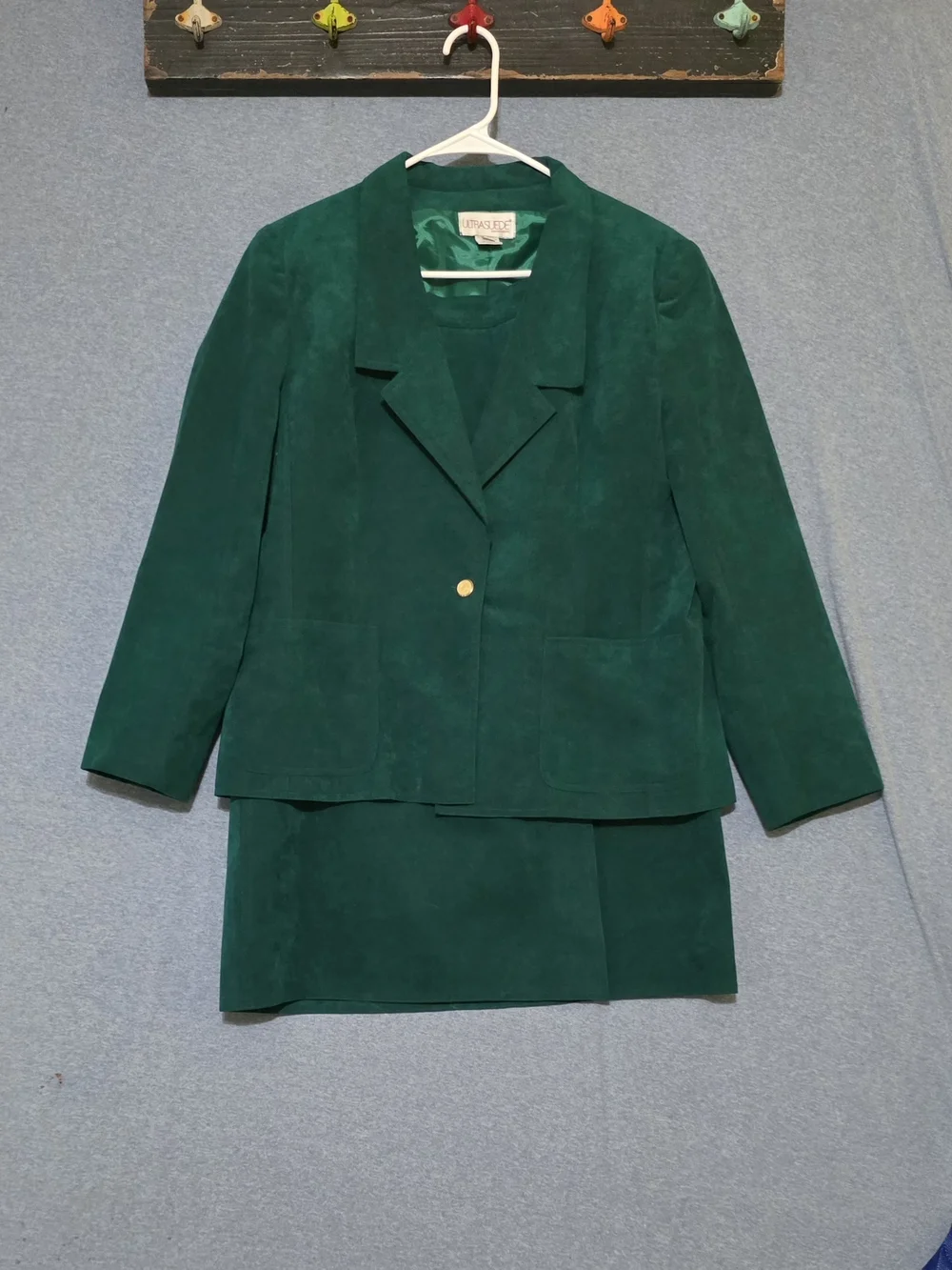 Ultra Suede Emerald Green Skirt Suit. Measures Small Closer To Size 12. - Picture 1 of 8